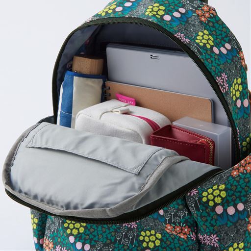 見た目以上の収納力 B5サイズがすっぽり収まる大きさです