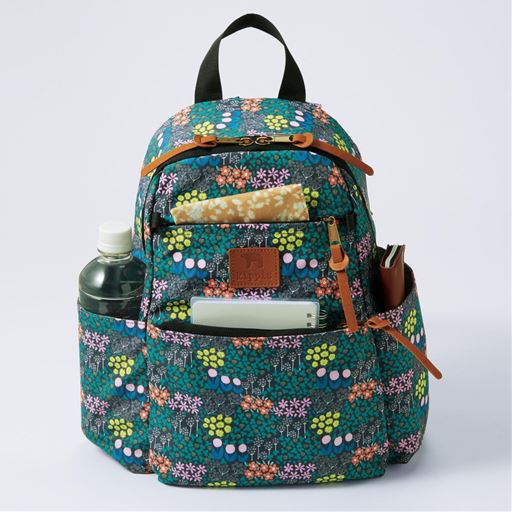 脇ポケットも充実 500mlのペットボトルを収納できる