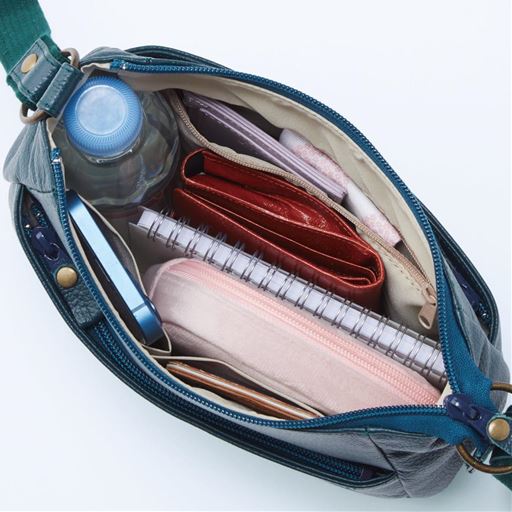 使いやすい!大きく開くトリプルファスナー 収納した物が見やすい長めのファスナー使い