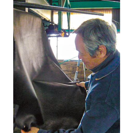 職人の技と情熱が息づく 姫路レザーの魅力 丁寧になめされている姫路レザーは、薄くて軽いのに耐久性が高く、経年劣化がしにくいうえ、発色が良い等の特長を持っています。革製品は、熟練職人たちによってひとつひとつ手作業で作り上げられています。