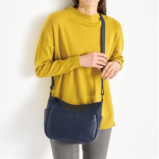 ネイビー <br>斜め掛けにして