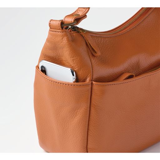 両サイドには、スマートフォンなどがしまえるオープンポケット付き