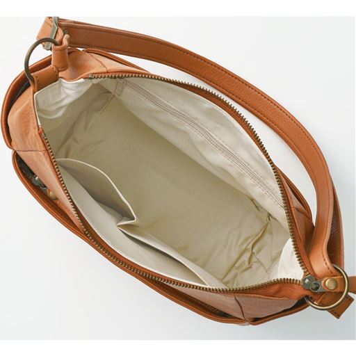 小物の整理に便利なオープンポケット2個とファスナーポケット1個付き