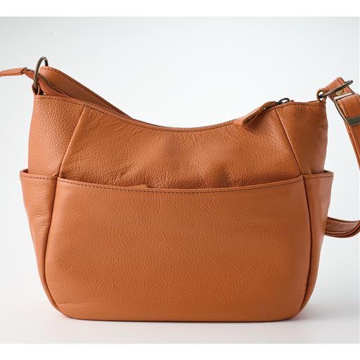 バッグの背面にもファスナー付きの大きなポケット付きで整理整頓しやすい