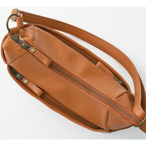 ファスナー付きだから、バッグの中身が落ちることもなく安心