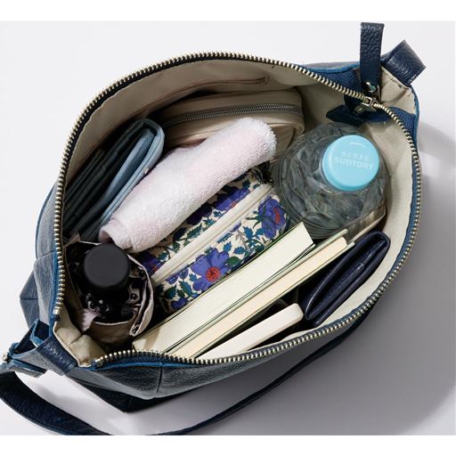 ファスナーが大きく開いて使いやすい