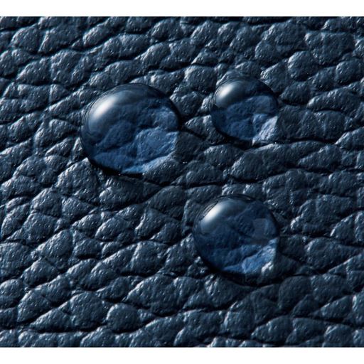 水をはじくレザー素材で、雨の日も安心