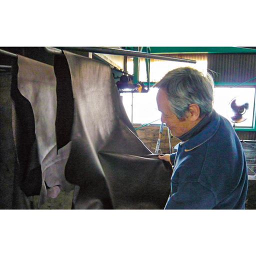 姫路市でなめされた姫路レザーを使用し日本の職人が丁寧に作っています。姫路レザーは、耐久性が高くてキズつきにく、経年劣化が出にくい、発色がよい、薄くて軽い等の特徴があります。