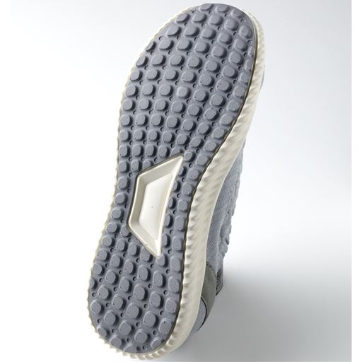 【こだわりPOINT】凹凸のある靴底が地面をしっかりグリップ