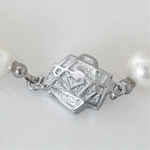 留め具はローズ・ユミ・ローズのオリジナルデザイン。