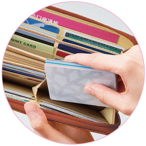 マチ付オープンポケット×2 カードをまとめて収納可能