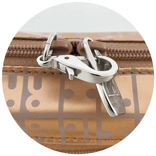 メイン収納部のダブルファスナーはロックが可能