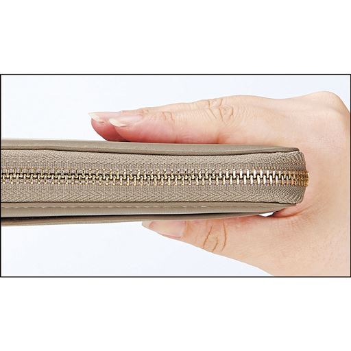 たっぷり収納でも厚さ約2.5cmだからかさばりにくい