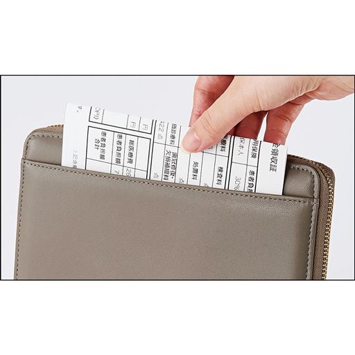 背面ポケットは処方箋などすぐ取り出したいものを