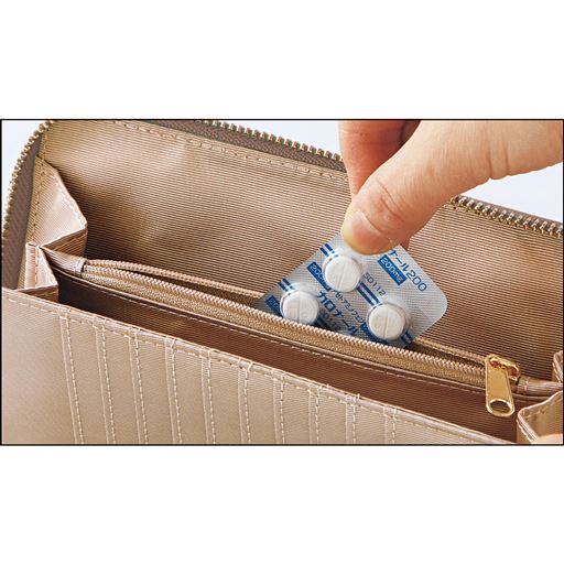 ファスナー付きポケットはお薬や小銭の収納に便利