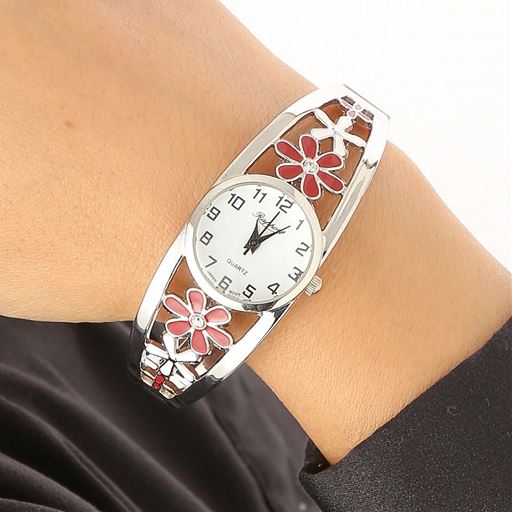 レッド<br>程よい抜け感で手元にエレガントなアクセントを