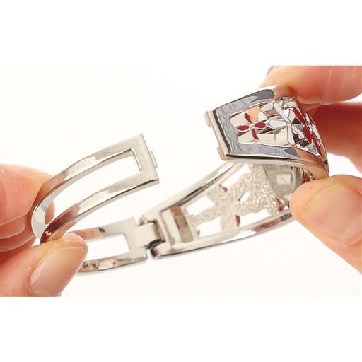 レッド<br>バングルのように開いてはめるだけ。片手でも簡単に着脱できます。