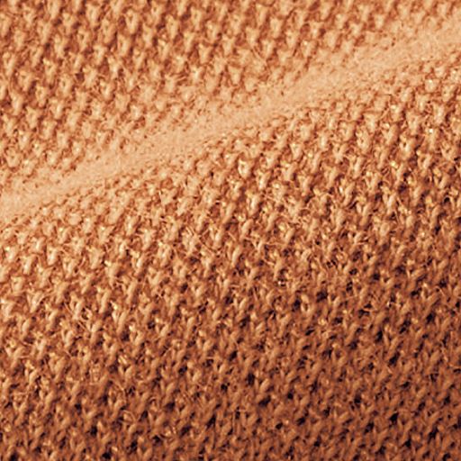 通気性のよい鹿の子素材。表面の凹凸感で体のラインを拾いにくく、品よく見せます。