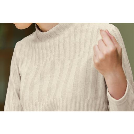 ベージュ<br>セーターより気軽に着られるのに、まるでセーターのような<br>あたたかさ