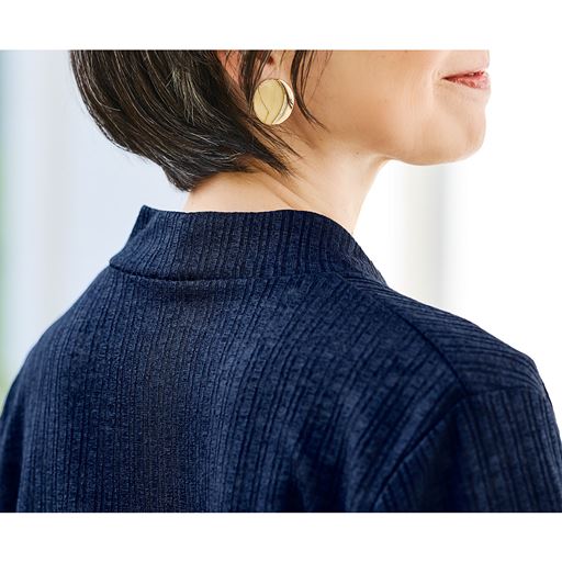 高さのある後ろ衿デザインが首元を覆い、日差しからカバー。