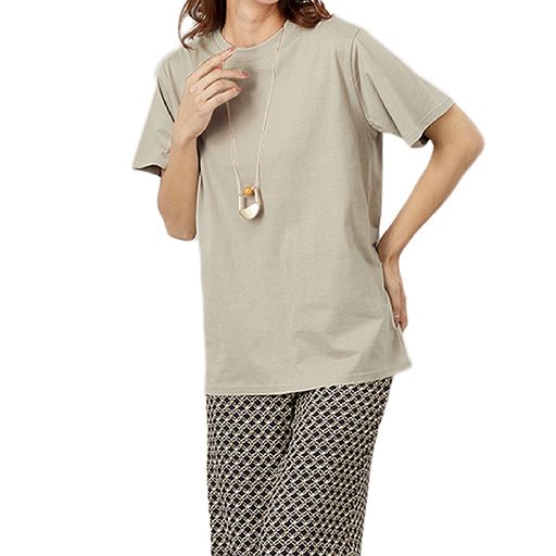 サンドベージュ 首まわりは伸縮性の良いフライス編み