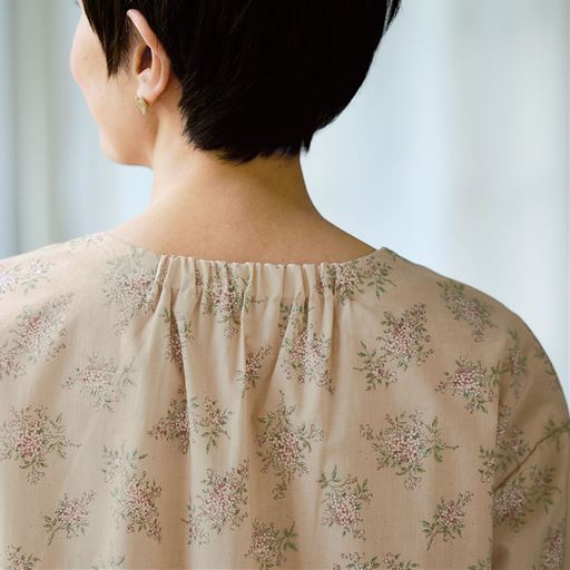 着脱がしやすい後ろ衿ゴム。