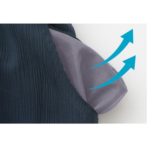 ポケット裏地は通気性のよいメッシュ素材でムレを軽減。