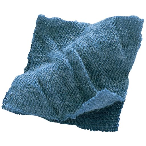 表側はやわらかな風合いのフクレ素材、裏側は保温性のよい軽量素材「エアロウォーム」の二枚仕立てであたたか。体のラインが出にくいAラインシルエット。ストレッチが効いていて着脱もしやすい。