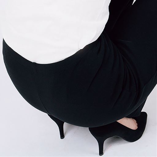 うっかり背中が・・・なんて心配無用 深めの股上でしゃがんでも背中がでにくく、お腹もスッキリ収まり安心して着用できます。