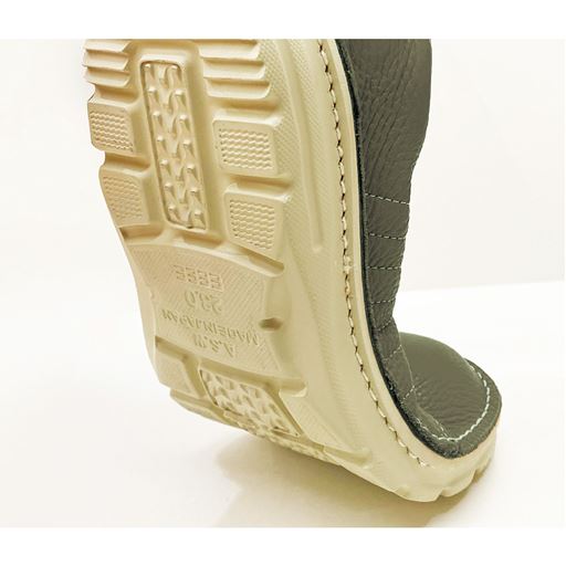 グイッと曲がる屈曲性で足の動きにフィット。