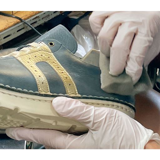 クリームを塗り込み、牛革の艶と柔らかさをキープ。<br>※写真は実際の商品と異なります。