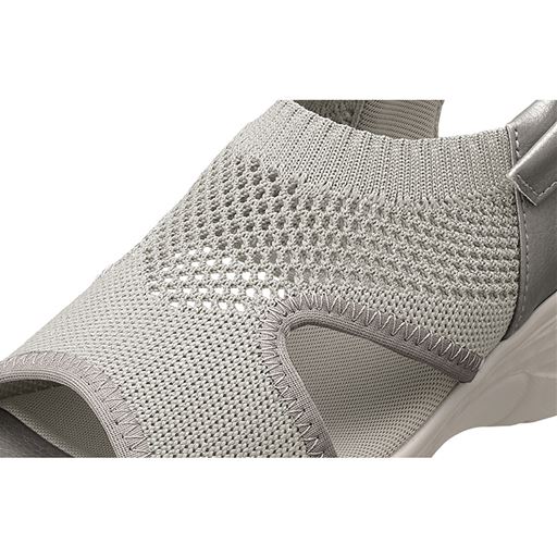 シルバー<br>ソフトなニットの素材が甲まわりにフィット。