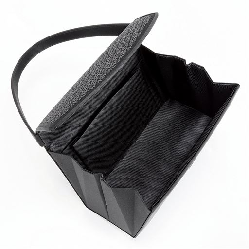 マチが広く大きく開いて中身が見やすく出し入れしやすい。