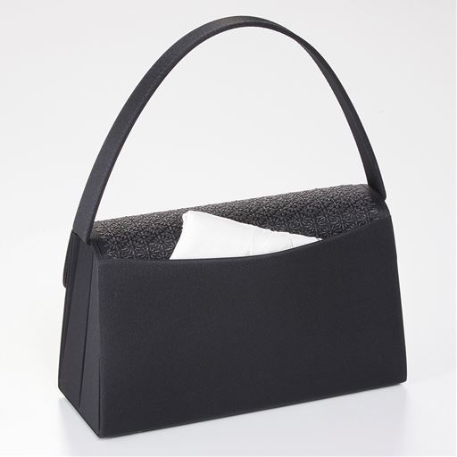 背面ポケットは、ハンカチなどサッと取り出したいものを入れるのに便利。