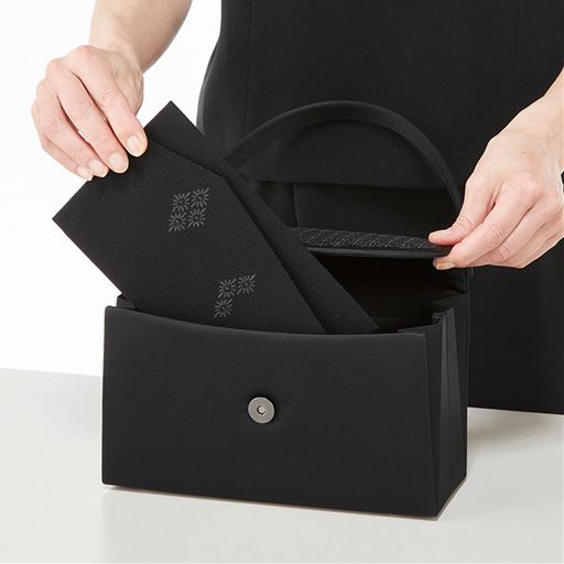 しっかりとした「ちりめん生地」に芯が入っているので、金封が折れ曲がらずに持ち運べます。<br>※バッグ(NU-467)は商品に含みません。