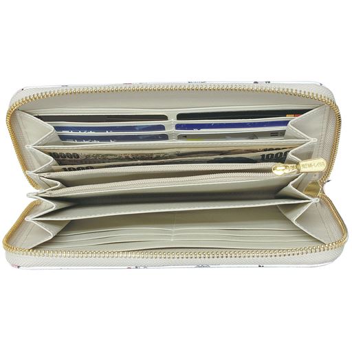 大きく開き、中身が見やすく出し入れ簡単。収納力もたっぷり。