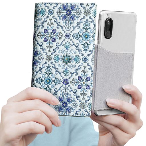 【カメラ使用イメージ】粘着パッドでスマホを固定する手帳型。スマホ本体を外側に出せば、ケースを付けたまま撮影が可能。カードやレシートも入るポケット付き。