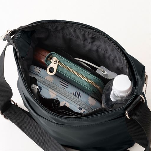 500mLペットボトルや長財布もタテ向きに収納可能