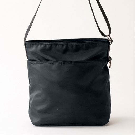 背面にサッと入れられるマグネットボタンポケット付き