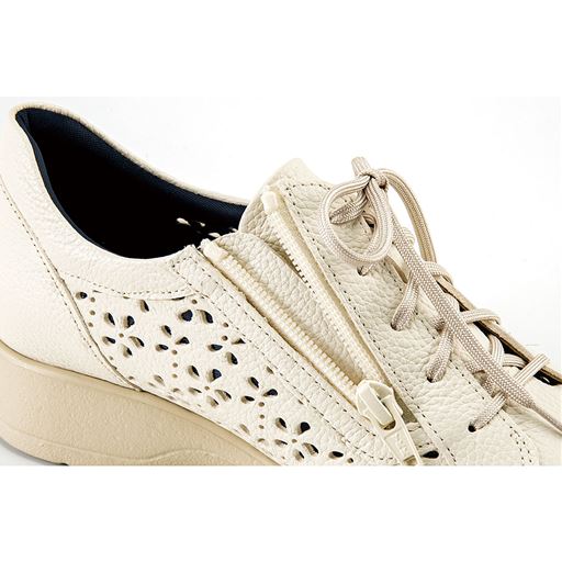 内側サイドファスナー仕様で脱ぎはきスムーズ。