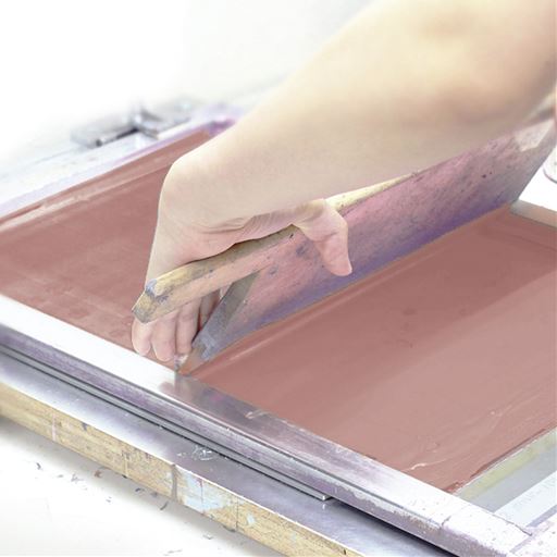 ～型染め～<br>多色で描かれた柄を、1色ずつ型染め。<br>細心の注意を払い柄を合わせることで精緻な文様が浮かび上がります。