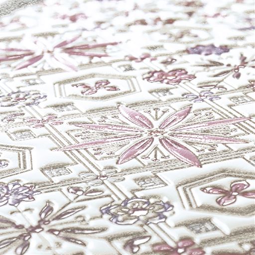 ～金型押し～<br>色付けが終わった白革の柄に型<br>をぴったりあわせて型押し。<br>輪郭線に凹凸が出来、柄の陰影に深みが増します。