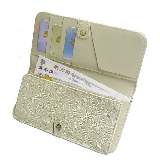 美しい型押しを内側にも施し、華やかさをプラス。<br>コンパクトながらお札を折らずに収納できます。