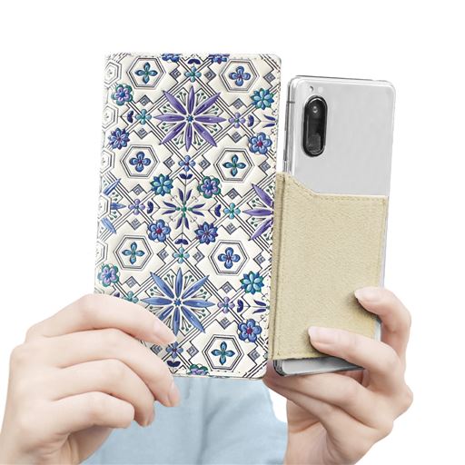 カメラ使用イメージ<br>粘着パッドでスマホを固定する手帳型。<br>スマホ本体を外側に出せば、ケースを付けたまま撮影が可能。