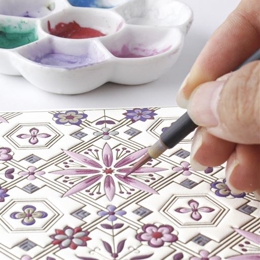 ～手書き～<br>型染めでは表現できないグラデ<br>ーションや繊細な表情を、手描きで施します。