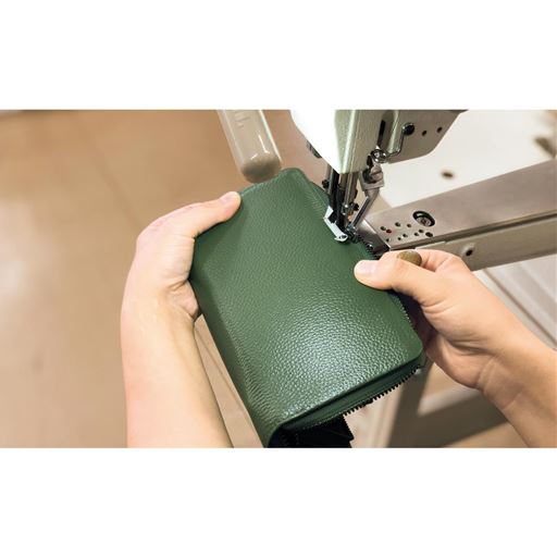 丁寧に作られた豊岡工房の革小物 日本有数の鞄産地・豊岡で一世紀以上も鞄を作り続けてきた小田清株式会社の伝統と技を受け継ぐ「豊岡工房」。確かな目利きで素材を吟味し、工業用ミシンでひとつひとつ丁寧に縫い上げています。