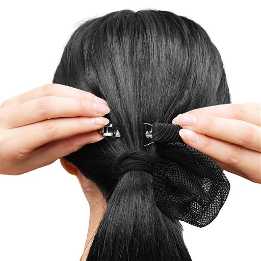 ～簡単に綺麗なまとめ髪へ～(1)バレッタを結び目上あたりに留める。