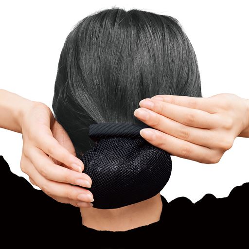 ～簡単に綺麗なまとめ髪へ～(2)まとめた髪をネットに入れるだけ!