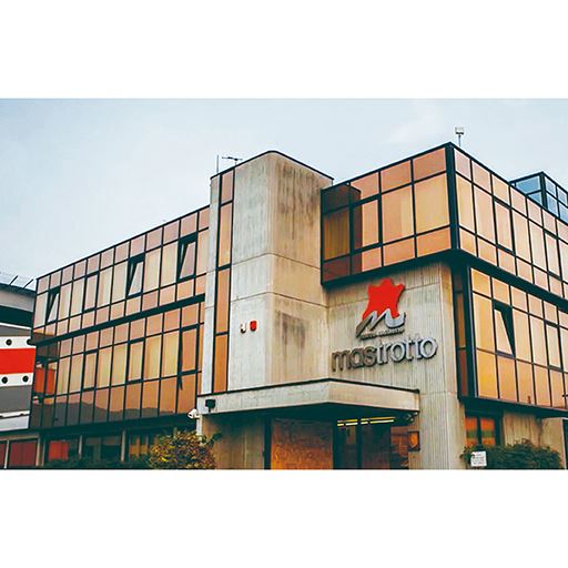 レザーメーカー マストロット社 1958年創業のイタリア最大級のレザーメーカー。服やバッグなどの世界のアパレルブランドをはじめ、幅広い分野で採用されている世界屈指の皮革製造業者です。
