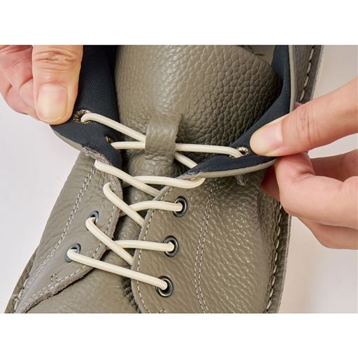 ゴム素材の靴ひも ひもは伸縮性のあるゴムだから脱ぎはきラクラク。